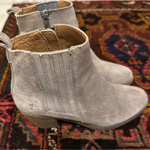 Frye Alton Suede Gray Chelsea Boot - Picture 1 of 5